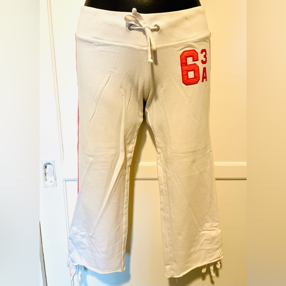 Abercrombie White Capri Leggings! 🧡🤍🩷